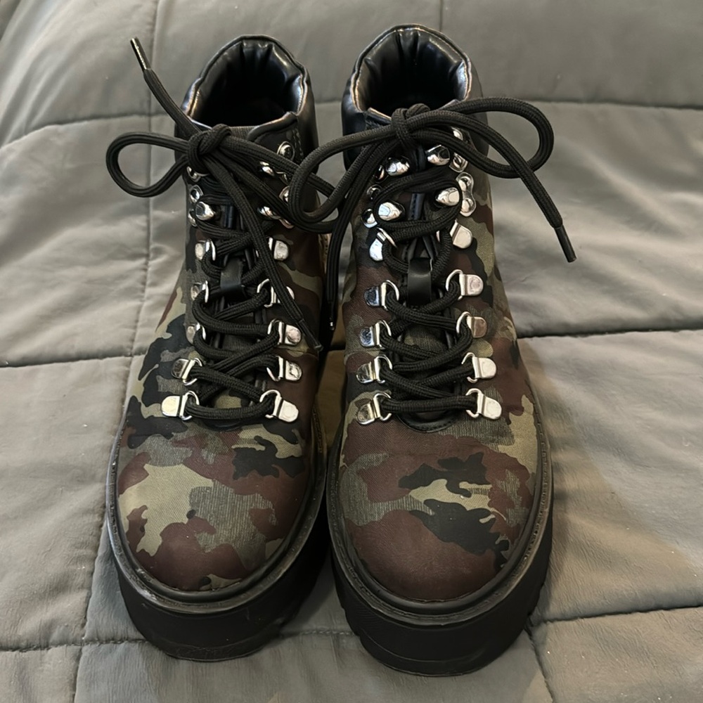 Steve Madden stomp camo boots 7m